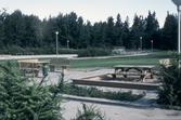Parkbänkar och lekplats på Tornfalkgatan 47, 1980