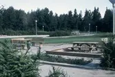 Parkbänkar och lekplats på Tornfalkgatan 47, 1980