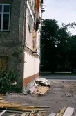 Nedre delen av fasaden på rivningshus på Hertig Karls allé 8 - Ånäsgatan 9, 1970