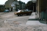 Bilar parkerade vid rivningshus på Ånäsgatan 7, 1970-tal