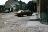 Bilar parkerade vid rivningshus på Ånäsgatan 7, 1970-tal