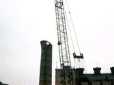 Lyftkranen tar sats för rivning av skorstenen vid Norlings bryggeri, 