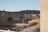 Lekplats och cykelställ  bland hyreshus i Garphyttan, 1970-tal