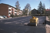 Asfaltering av parkering i Norrby, 1970-tal
