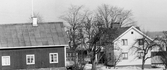 Två hus på gård i Kårsta i Hovsta, 1975