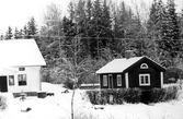 Gårdsbild med två hus i Hovsta, 1975