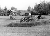 Stor stenbumling på gård i Hovsta, 1975