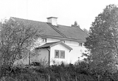 Vitmålad gård i Yxta i Hovsta, 1979