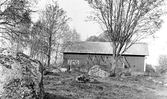 Stor sten vid gård i Yxta i Hovsta, 1979