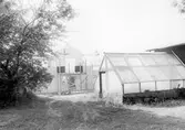 Växthus och nybyggnation på Yxtabacken i Hovsta, 1981