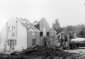 Nybyggnation bredvid det gamla torpet på Yxtabacken i Hovsta, 1981