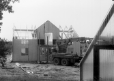 Det nya huset byggs på Yxyabacken i Hovsta, 1981
