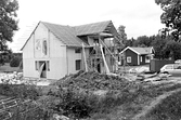 Undertaket lagt på den nya huset på Yxtabacken i Hovsta, 1981