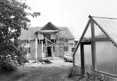 Det nybyggda huset i Yxyabacken i Hovsta väntar på sitt tegeltak, 1981