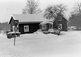 Det nybyggda huset på Yxyabacken i Hovsta med snö på taket, 1982