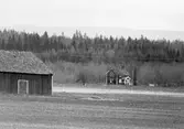 Gård Bäcketorp med lada i Kåvi, 1982