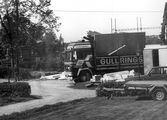 Lastbil med byggmaterial i Förlunda i Hovsta, 1986