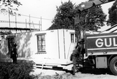 Lastbil placerar hus på gård i Förlunda i Hovsta, 1986