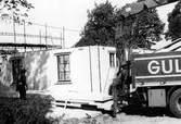 Lastbil placerar hus på gård i Förlunda i Hovsta, 1986