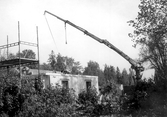 Byggarbetare på taket på hus i Förlunda i Hovsta, 1986