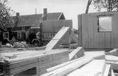 Lastbil levererar delar till hus i Förlunda i Hovsta, 1986