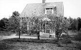 Hus med trädgård i Björkhagen i Hovsta, ca 1940