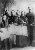 Fem kvinnor och en man i Hovsta, ca 1900