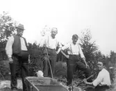 Resning av flaggstång vid Solstugan, 1920-tal