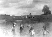 Badande barn vid kvarndammen i Tjusebotorp i Hovsta, 1922