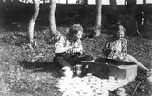 Kaffepaus i skogsglänta i Yxtabacken i Hovsta, 1920-tal