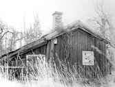 Gammal stuga i Yxtabacken i Hovsta, 1981