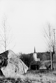 Vy över sten och åker mot Hovsta kyrka, 1970-tal