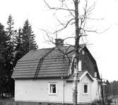 Hus med brutet tak i Yxtabacken i Hovsta, 1970-tal