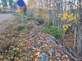 Del av stenmur L2022:7083 (KMR) påträffad vid arkeologisk utredning i Säversta, Bollnäs sn, Bollnäs kn.  Foto mot nordnordväst.