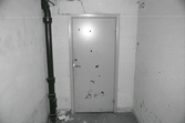 Skadegörelse på källardörr i hyreshus i Oxhagen, 1980