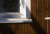 Fönster med fönsterbläck på hyreshus, 1970-tal