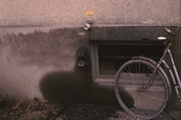Cykel vid källarfönster på hyreshus på Fredsgatan 42, 1970