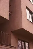 Detalj av balkong och fönster på hyreshuset Fredsgatan 42, 1970