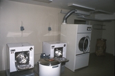 Tvättstuga med tvöttmaskiner, centrifug och torktumlare på Skäpplandsgatan i Västhaga, 1970