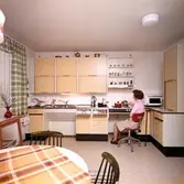 Kvinna i handikappanpassat kök i Brickebacken, 1971