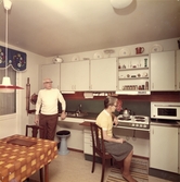 Par i handikappanpassat kök i Brickebacken, 1971
