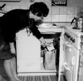 Kvinna visar sophantering, 1970-tal