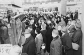 Trängsel utomhus vid invigning av varuhuset Krämaren, 1963-03-25