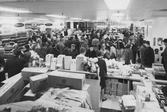 Musikuppträdande bland kunder vid invigning av varuhuset Krämaren, 1963-03-25