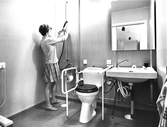Dusch - och toalettrummet till en av focushusbostäderna, 1965-1968
