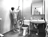 Dusch - och toalettrummet till en av focushusbostäderna, 1965-1968