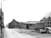 Rivningsfädiga gårdshus på Drottninggatan, 1952