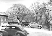 Bilar parkerade vid södra hörnet Drottninggatan-Bondegatan, 1955