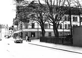 Biltrafik och barnvagnspromenad på Köpmangatan mot söder från Bondegatan, 1955