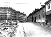 Nybyggnation av Krämaren mittemot träkåkar på Drottninggatan mot söder, 1959-04-10